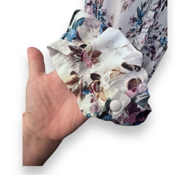 Women’s torrid 3 Cool Toned Floral White Georgette Pintuck Button-Front Blouse - Picture 12 of 16